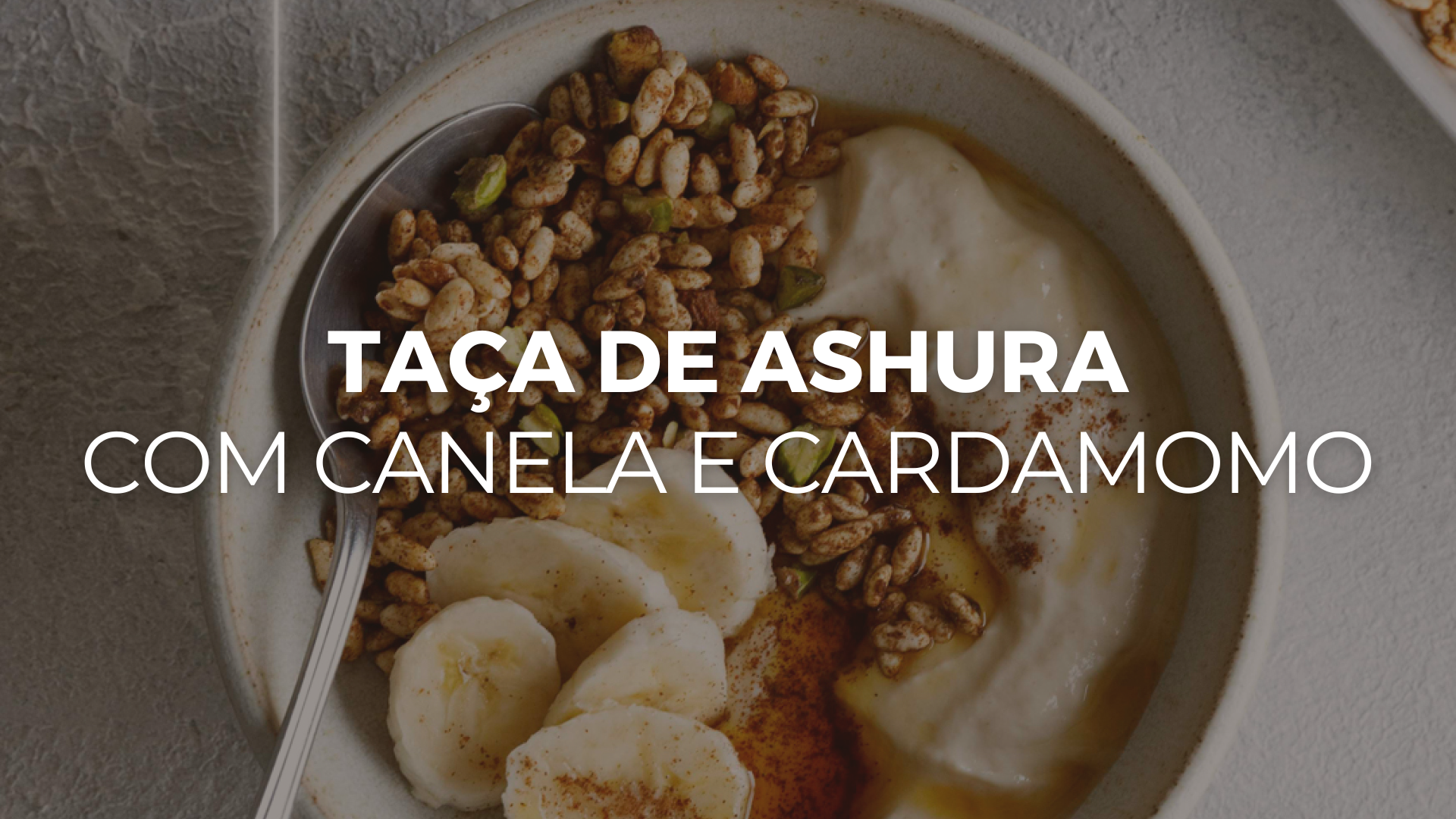 Taça de Ashura com canela e cardamomo